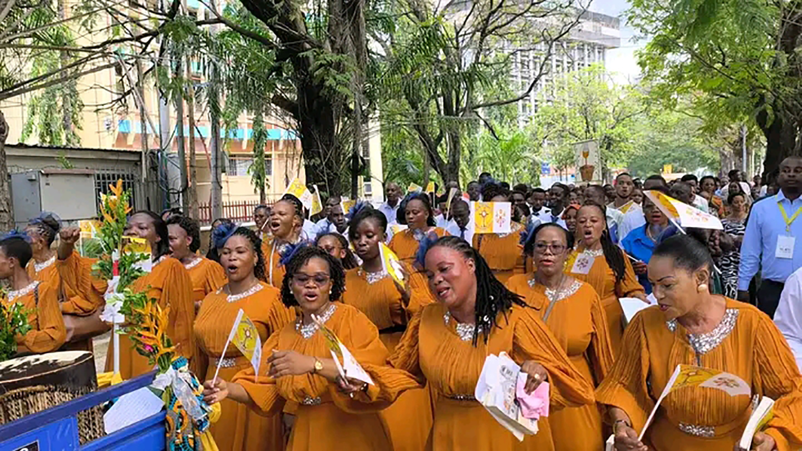 Waamini wa Kanisa Kuu la Mtakatifu Yosefu Jimbo Kuu la Dar es Salaam wakiwa katika maandamano ya Ekaristi Takatifu baada ya adhimisho la Misa Takatifu ikiwa kama ishara ya kumtangaza Yesu wa Ekaristi kwa jamii nzima.