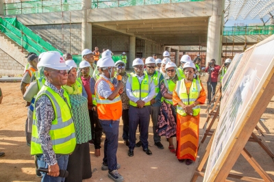 Mwenyekiti wa Kamati ya Kudumu ya Bunge ya Miundombinu, Selemani Kakoso (mwenye kipaza sauti), akizungumza wakati Kamati hiyo ilipotembelea ujenzi wa Ndege wa Kimataifa wa Msalato.