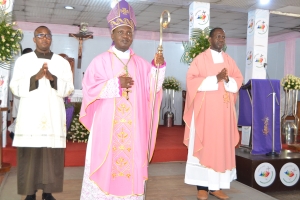 Askofu wa Jimbo la Bagamoyo, Mhashamu Stephano Musomba akiwa katika Adhimisho la Misa Takatifu ya Dominika ya Tatu ya Furaha ya Majilio, iliyofanyika katika Parokia ya Bikira Maria wa Mlima Karmeli-Bunju, jimboni humo. Kulia ni Paroko wa Parokia hiyo, Padri Domonick Somola. (Picha na Yohana Kasosi)