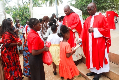 Paroko wa Parokia ya Mtakatifu Yohane Maria Muzeey – Tegeta ‘A’, Jimbo Kuu Katoliki la Dar es Salaam, Padri Urbanus Riziki (kulia), na Padri Prosper Kessy (wa pili kulia), wakibariki vipaji vilivyoshikwa na Waamini wakati wa Adhimisho la Misa Takatifu ya Somo wa Parokia hiyo. (Picha na Mathayo Kijazi)