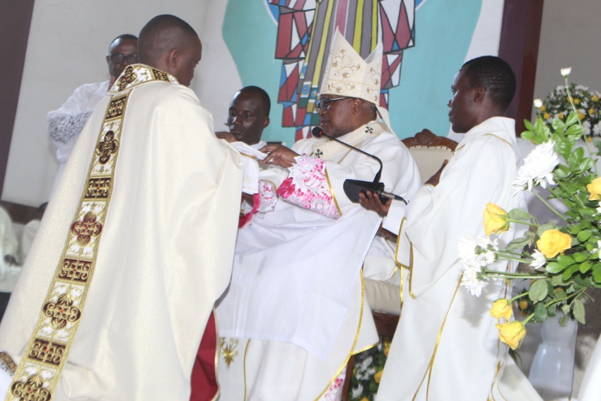Wito wa kujiibua mwenyewe ni bandia - Askofu Mkuu Ruwa’ichi