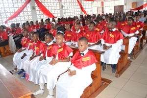 Vijana wa Parokia ya Mtakatifu Andrea Mtume, Bahari Beach Jimbo Kuu Katoliki la Dar es Salaam, waliopata Sakramenti Takatifu ya Kipaimara, wakiwa katika Adhimisho la Misa Takatifu ya kupokea Sakramenti hiyo. (Picha na Yohana Kasosi)