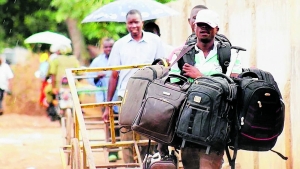 Baadhi ya Wafanyabiashara Machinga wakiwa mitaani katika utafutaji.