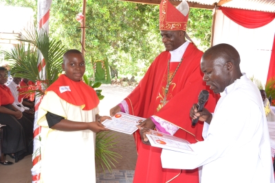 Askofu Msaidizi wa Jimbo Kuu Katoliki la Dar es Salaam, Mhashamu Henry Mchamungu akikabidhi cheti kwa mmoja wa vijana wakati wa Adhimisho la Misa Takatifu ya Sakramenti Takatifu ya Kipaimara Kwa vijana 31, iliyofanyika Parokia ya Mtakatifu Yohane Paulo II, Miembesaba-Kibaha jimboni humo. (Picha na Yohana Kasosi)