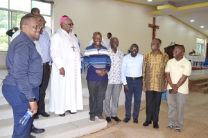 Askofu Mkuu wa Jimbo Kuu Katoliki la Dar es Salaam, Mhashamu Jude Thaddaeus Ruwa’ichi, akiagana na Waliosoma Seminari (Former Seminarians), baada ya Mafungo yao yaliyofanyika katika Kituo cha Hija – Pugu, jimboni humo. Wa pili kulia ni Mkuu wa Majeshi Mstaafu (CDF), Venance Mabeyo, mmoja wa waliosoma Seminari hapo zamani. (Picha na Yohana Kasosi)