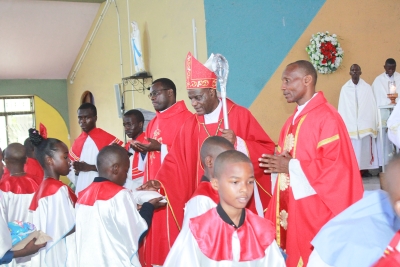 Askofu Msaidizi wa Jimbo Kuu Katoliki la Dar es Salaam, Mhashamu Henry Mchamungu akibariki vipaji wakati wa Adhimisho la Misa Takatifu ya Sakramenti Takatifu ya Kipaimara katika Parokia ya Mtakatifu Maurus - Kurasini, jimboni humo. Kulia ni Paroko wa Parokia hiyo, Padri Valentino Tarimo SDS. (Picha na Mathayo Kijazi)