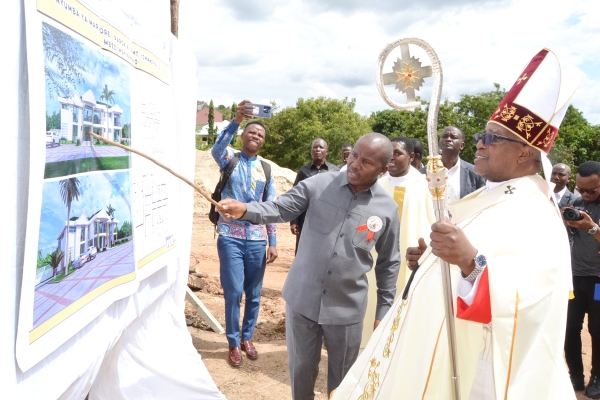 Baada ya Adhimisho ya Misa Takatifu ya Kutabaruku Kanisa la Parokia ya Kung’ara kwa Yesu Kristo, Mbezi Mshikamano, Askofu Mkuu wa Jimbo Kuu Katoliki la Dar es Salaam, Mhashamu Jude Thaddaeus Ruwa’ichi anaoneshwa mchoro wa nyumba ya Mapadri inayojengwa parokiani hapo. (Picha na Yohana Kasosi)