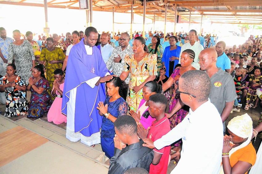 Padri Dominic akiwaombea Wakatekumeni