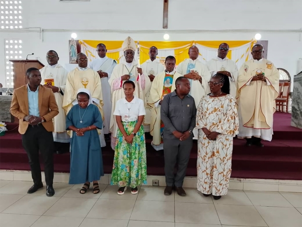Viongozi watano wa mpito wa Chama cha Madaktari na Wauguzi Wakatoliki, Jimbo Kuu Katoliki la Dar es Salaam, wakiwa katika picha ya pamoja na Askofu Henry Mchamungu na Mapadri mbalimbali wa Jimbo na nje ya Jimbo hilo. (Picha na Celina Matuja)