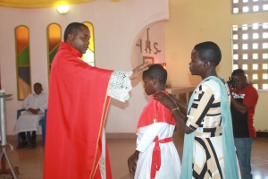 Chansela wa Jimbo Kuu Katoliki la Dar es Salaam, Padri Vincent Mpwaji akimpatia Sakramenti Takatifu ya Kipaimara mmoja wa vijana 21 katika Parokia ya Mtakatifu Joseph Cottolengo – Masaki - Kisarawe, Mkoani Pwani, wakati wa Adhimisho la Misa Takatifu. (Picha na Mathayo Kijazi)