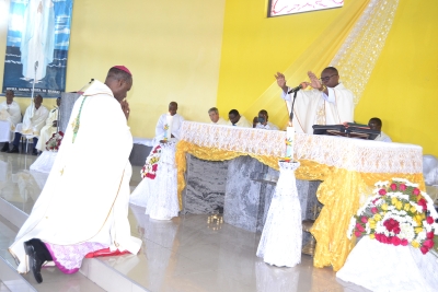 Baraka ya Kwanza kutoka kwa Padri mpya Oresto Kapugi