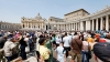 Waamini wakisikiliza Katekesi katika viwanja vya Mtakatifu Petro, Vatican.