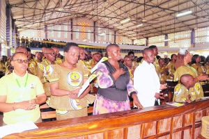 Wanakwaya wa Kwaya ya UKWAKATA Jimbo Kuu Katoliki la Dar es Salaam