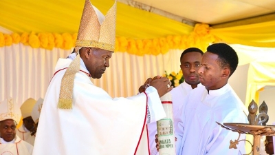 Rais wa Baraza la Maaskofu Katoliki Tanzania (TEC), Mhashamu Wolfang Pisa akiwasha mshumaa wa Jubilei ya Miaka 100 ya Seminari Kuu ya Mtakatifu Paulo - Kipalapala, Jimbo Kuu Katoliki la Tabora.