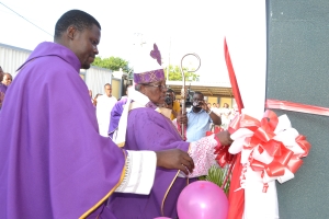 Askofu Mkuu wa Jimbo Kuu Katoliki la Dar es Salaam, Mhashamu Sana Jude Thaddaeus Ruwa’ichi akizindua Mnara wa kengele na Msalaba wa kanisa la Parokia ya Mwenyeheri Anuarite - Makuburi jimboni humo, wakati wa Adhimisho la Misa Takatifu. Kushoto ni Paroko wa Parokia hiyo, Padri Moses Omondi. (Picha na Yohana Kasosi)