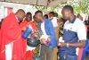 Paroko Msaidizi wa Parokia ya Kristo Mfalme – Tabata, Jimbo Kuu Katoliki la Dar es Salaam, Padri Bonaventure Kisoka, akimbatiza mtoto wakati wa Adhimisho la Misa Takatifu ya Sikukuu ya Somo wa Jumuiya ya Mtakatifu Fabiano, parokiani hapo. (Picha na Yohana Kasosi)