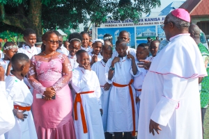 Askofu Mkuu wa Jimbo Kuu Katoliki la Dar es Salaam, Mhashamu Sana Jude Thaddaeus Ruwa’ichi akizungumza na vijana wa Kipaimara kabla ya Adhimisho la Misa Takatifu ya Sakramenti ya Kipaimara katika Parokia ya Bikira Maria Mama wa Mungu - Vijibweni, jimboni humo. (Picha na Mathayo Kijazi)
