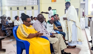 Paroko wa Parokia ya Mtakatifu Kamili - Yombo Kiwalani, Jimbo Kuu la Dar es Salaam, Padri Kanuth Nyoni akiwapaka mafuta ya Upako Mtakatifu wagonjwa katika Adhimisho la Misa Takatifu ya Somo wa Kanda ya Mtakatifu Raphael Malaika Mkuu iliyofanyika parokiani hapo hivi karibuni. (Picha na Mathayo Kijazi)