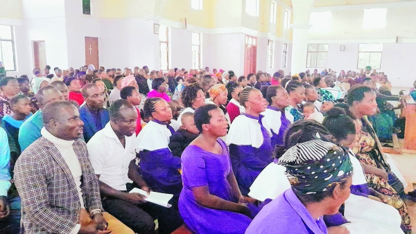 Waamini wa Parokia ya Mtakatifu Clara wa Asizi- Shewa Jimbo Kuu Katoliki Mbeya wakiwa katika Adhimisho la Misa Takatifu ya Dominika.