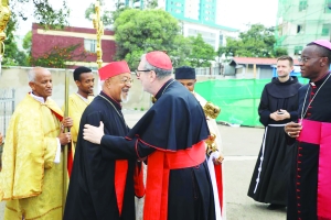 Kardinali Gugerotti akikaribishwa na mwenyeji wake Mwadhama Abune Kardinali Berhaneyesus Demerew Souraphiel Askofu Mkuu wa Jimbo Kuu la Addis Ababa nchini Ethiopia.