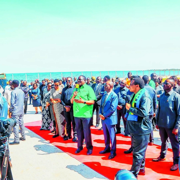 Waziri Mkuu Dk.Mwigulu Nchemba (wa pili kulia) akisikiliza maelezo ya watendaji wakati alipozungumza na Wananchi,baada ya kuzindua Meli ya Mv.New Mwanza,katika Bandari ya Mwanza South.