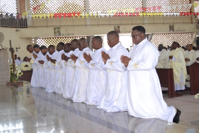 Mashemasi wapya 11 wa Jimbo Kuu Katoliki la Dar es Salaam, wakiwa wamepiga magoti wakati wa Adhimisho la Misa Takatifu ya Ushemasi wao iliyoadhimishwa katika Parokia ya Roho Mtakatifu, Kitunda, jimboni humo.