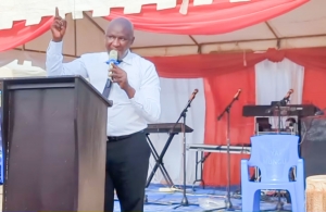 Mwinjilishaji Beatus Kabambe akitoa neno wakati wa Kongamano la Roho Mtakatifu lililofanyika katika viwanja vya Parokia ya Mtakatifu Antony wa Padua – Vigoa, Jimbo Kuu la Dar es Salaam.