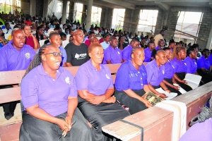 Wanakwaya wa Kwaya Shirikisho ya Parokia ya Mtakatifu Rita wa Kashia – Goba, Jimbo Kuu Katoliki la Dar es Salaam wakiimba wakati wa Adhimisho la Misa Takatifu ya Domonika ya Kwanza iliyoadhimishwa Parokiani hapo hivi karibuni. (Picha na Yohana Kasosi)