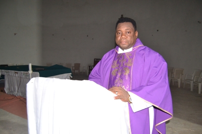 Paroko Msaidizi wa Parokia ya Mtakatifu Rita wa Kashia -Goba, Jimbo Kuu Katoliki la Dar es Salaam, Padri Kanuti Martin Nyoni, akitoa homilia wakati wa Adhimisho la Misa Takatifu ya kuwaombea Watu waliouawa na kujeruhiwa, katika Uchaguzi Mkuu wa Oktoba 29, mwaka huu iliyofanyika parokiani hapo. (Picha na Yohana Kasosi)