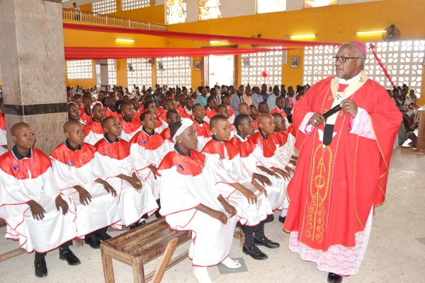 Mhashamu Jude Thaddaeus Ruwa’ichi, akiwauliza maswali vijana wa Parokia ya Mtakatifu Dominiko Savio, Mikoroshoni