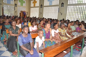 Waamini wa Parokia ya Mwenyeheri Isdori Bakanja, Boko, Jimbo Kuu Katoliki la Dar es Salaam, wakiwa katika Adhimisho la Misa Takatifu ya Jumatano ya Majivu iliyoadhimishwa hivi karibuni parokiani hapo. (Picha na Yohana Kasosi)