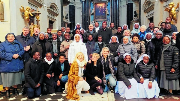 Kardinali Rugambwa akiwa katika piocha ya pamoja na waamini baada ya misa takatifu.