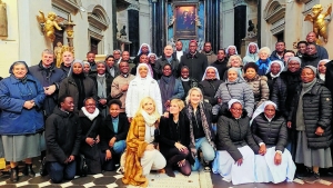 Kardinali Rugambwa akiwa katika piocha ya pamoja na waamini baada ya misa takatifu.