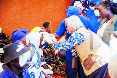 Madaktari na Wataalamu wa Afya wakihudumia wagonjwa kwa ushirikiano kati ya Wizara ya Afya kupitia Mpango wa Taifa wa Huduma za Macho na Helen Keller International.