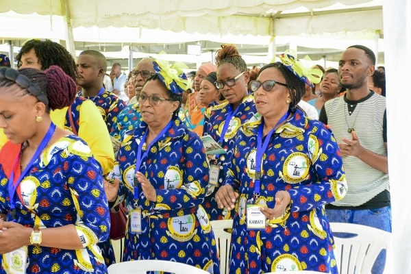 Waamini wa Jimbo Kuu la Dar es Salaam wakiwa katika adhimisho la Misa Takatifu ya Warsha iliyoadhimishwa katika viwanja vya Kristo Mfalme, Tabata jimboni humo.