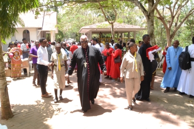 Askofu Mkuu wa Jimbo Kuu Katoliki la Dar es Salaam, Mhashamu Sana Jude Thaddaeus Ruwa’ichi, akiondoka katika viwanja vya Kituo cha Hija Pugu, baada ya Adhimisho ya Misa Takatifu ya Kutukuka kwa Msalaba iliyoadhimishwa hivi karibuni jimboni humo. (Picha na Yohana Kasosi)