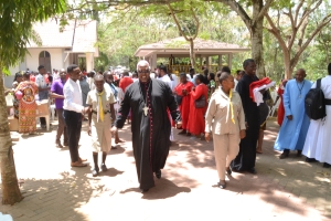 Askofu Mkuu wa Jimbo Kuu Katoliki la Dar es Salaam, Mhashamu Sana Jude Thaddaeus Ruwa’ichi, akiondoka katika viwanja vya Kituo cha Hija Pugu, baada ya Adhimisho ya Misa Takatifu ya Kutukuka kwa Msalaba iliyoadhimishwa hivi karibuni jimboni humo. (Picha na Yohana Kasosi)