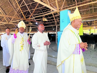 Askofu Msaidizi wa Jimbo Kuu Katoliki la Dar es Salaam, Mhashamu Henry Mchamungu (kulia) Askofu wa Jimbo Katoliki la Bagamoyo, Mhashamu Stephano Musomba (wa pili kushoto) wakiwa katika maandamano kuingia katika Adhimisho la Misa Takatifu ya Ufukweni Maarufu Beach Mass kwa ajili ya Vijana Wakatoliki Wafanyakazi (VIWAWA) iliyofanyika Jimbo Katoliki la Bagamoyo. (Picha na Laura Mwakalunde)