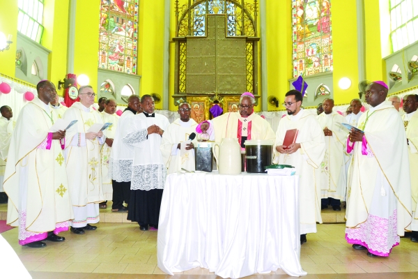 Askofu Mkuu wa Jimbo Kuu Katoliki la Dar es Salaam, Mhashamu Jude Thaddaeus Ruwa’ichi akichanganya Mafuta Matakatifu wakati wa Adhimisho la Misa Takatifu ya kubariki Mafuta hayo iliyoadhimishwa katika Kanisa Kuu la Mtakatifu Yosefu, jimboni humo. (Picha na Yohana Kasosi)